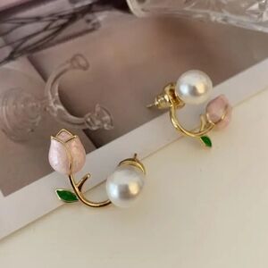 Delicate Tulip 🌷 Shape & Faux Pearl Stud Earrings. NWT